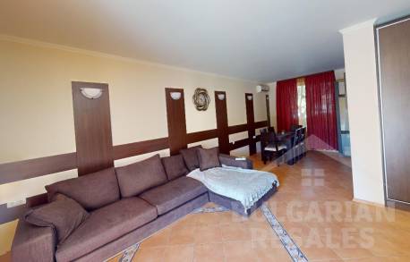 Вила с 5 спални, заобиколена от зеленина - Снимка 2