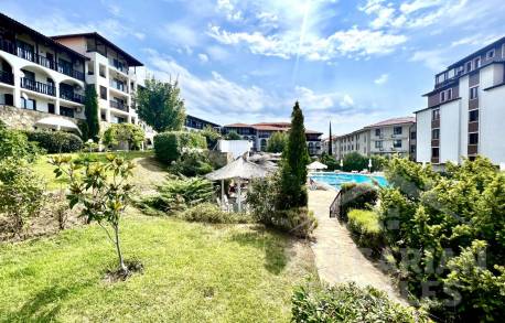 Mieszkanie w kompleksie z pięknym terenem - Фото1