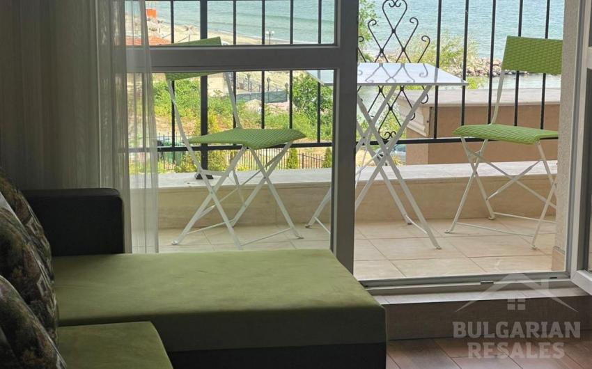 Buy an apartment on the first line in Sveti Vlas - Photo 1