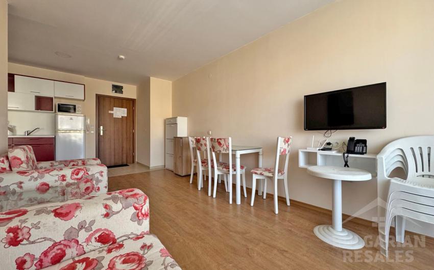 First line! One-bedroom apartment in the Premier Fort Beach complex - Photo 2