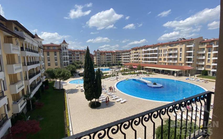 Три стаи с изглед към басейна и територията в Royal Sun ID: 2920 - Снимка 4