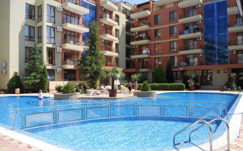 Apartment overlooking the pool in a gated complex - Photo 12