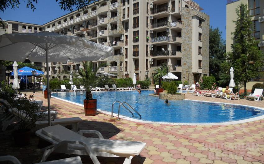 Apartment overlooking the pool in a gated complex - Photo 1