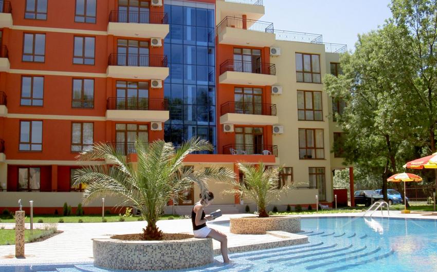 Apartment overlooking the pool in a gated complex - Photo 2