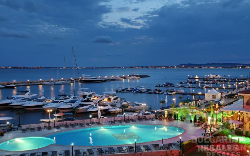 Первая линия и вид на море! Апартамент с 1 спальней в Свети Власе - Фото 22