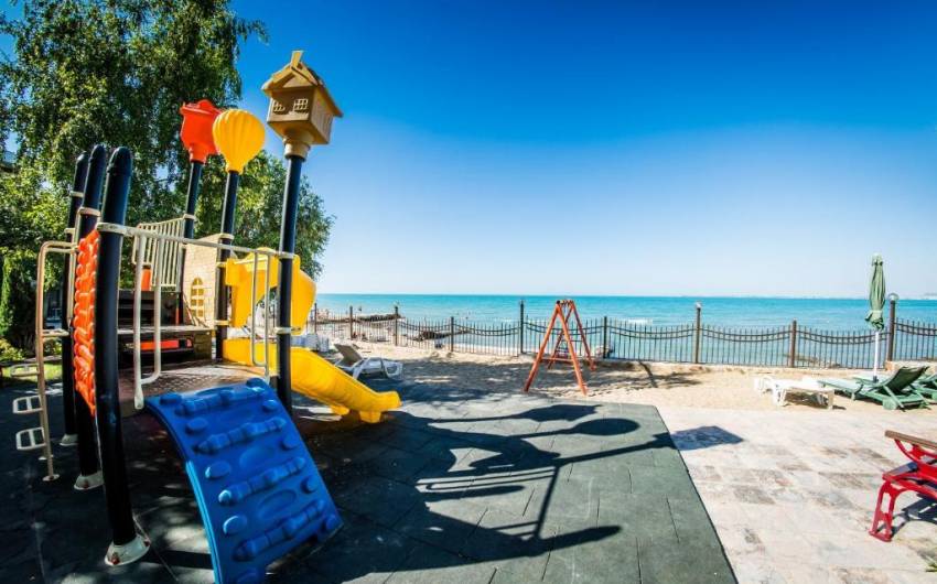 Изглед към басейна! Имот на първа линия в Елените ID: 5461 - Снимка 14