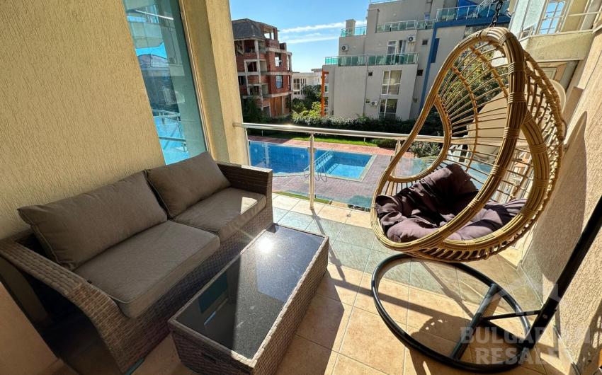 Вид на море и бассейн, 2 спальни, готовая к проживанию квартира - Фото 15