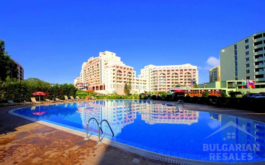 View of the pool. Apartment in “Sunny Beach Plazá” - Photo 1