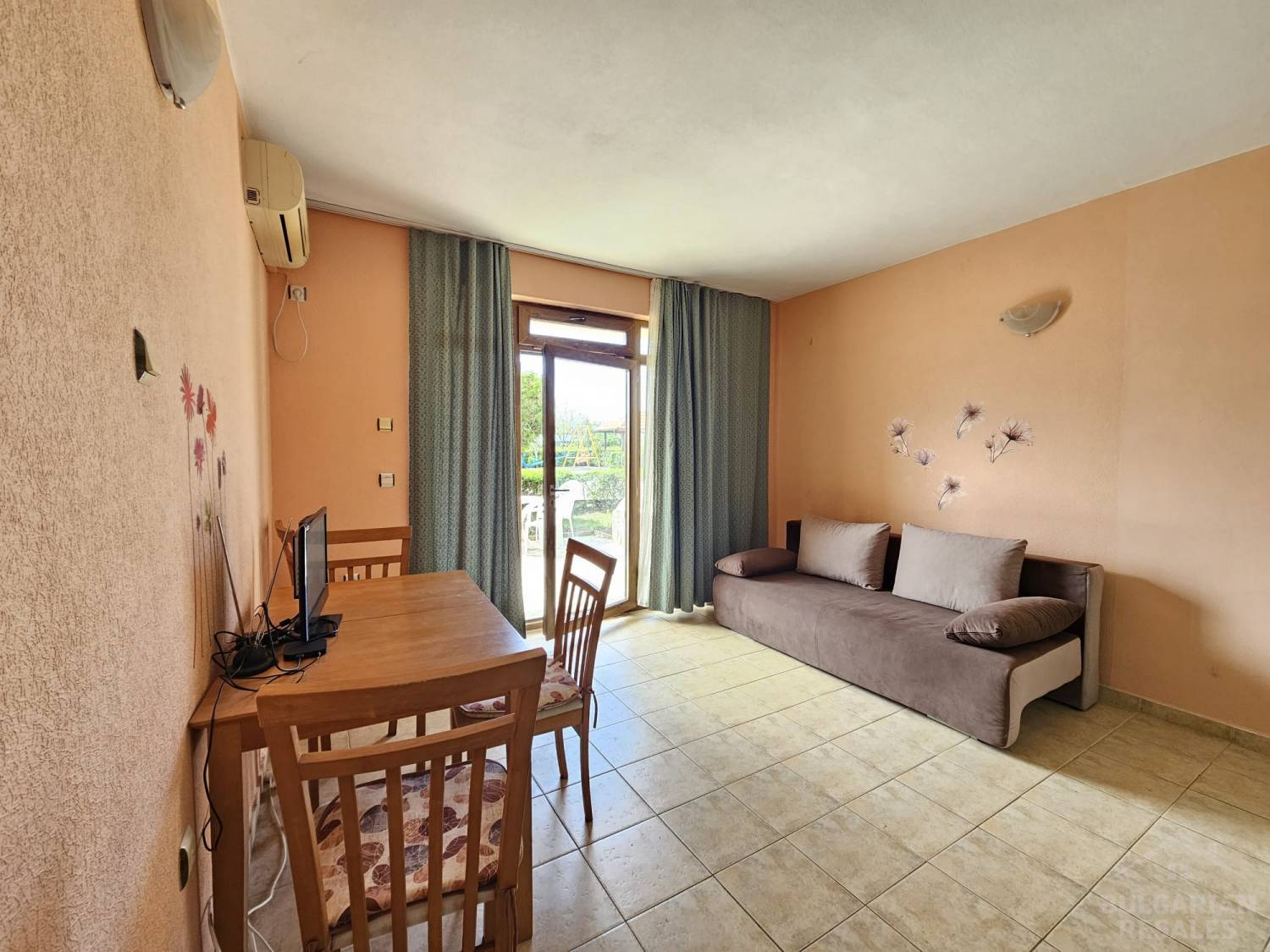 Apartment by the Sea with a Private Patio — Sveti Vlas ID: 6097 - Photo 2