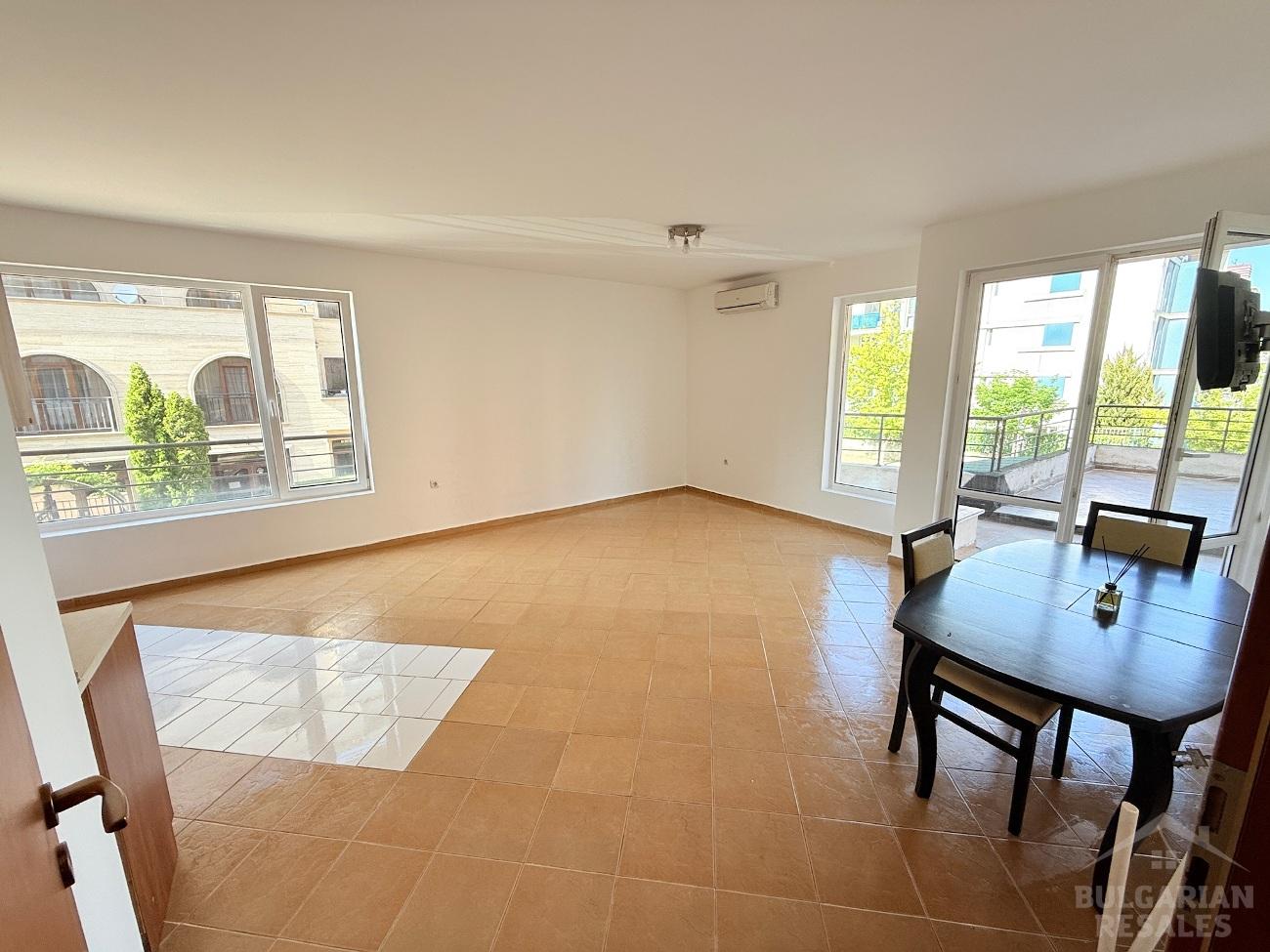 Byt s obrovskou terasou v pokojnej štvrti Slnečného pobrežia ID: 5155 - Фото4