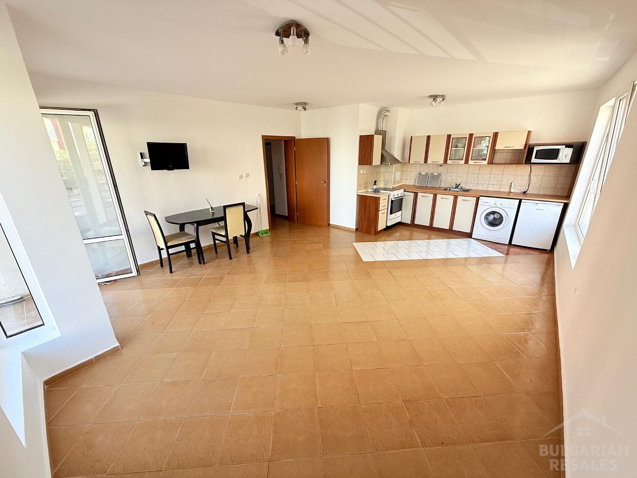 Byt s obrovskou terasou v pokojnej štvrti Slnečného pobrežia ID: 5155 - Фото1