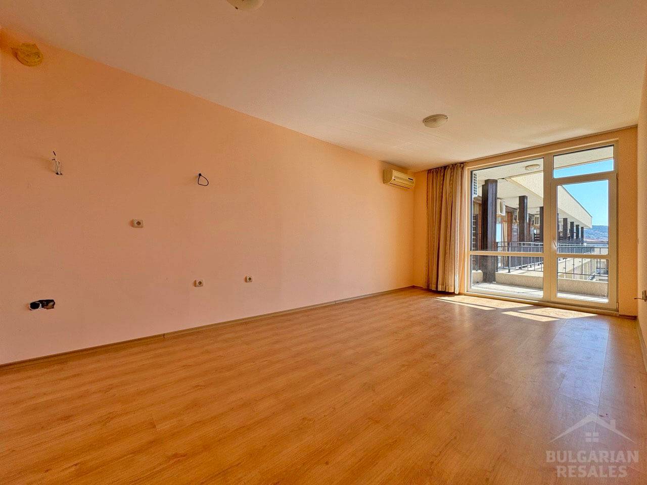 Гледка към морето и басейна, просторни стаи, комплекс „Luxor“ в Свети Влас ID: 6033 - Снимка 2