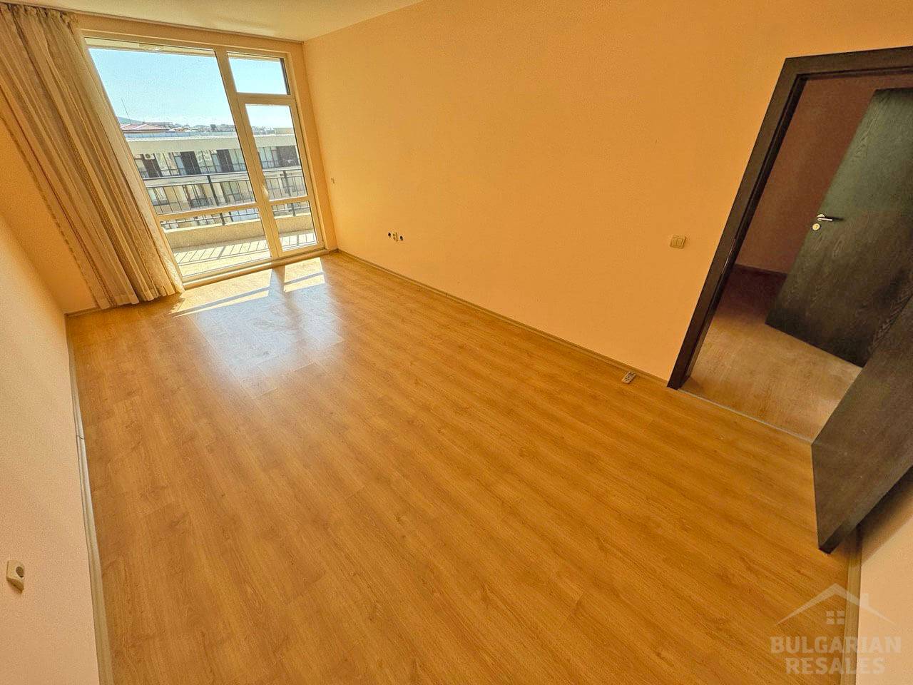 Гледка към морето и басейна, просторни стаи, комплекс „Luxor“ в Свети Влас ID: 6033 - Снимка 3