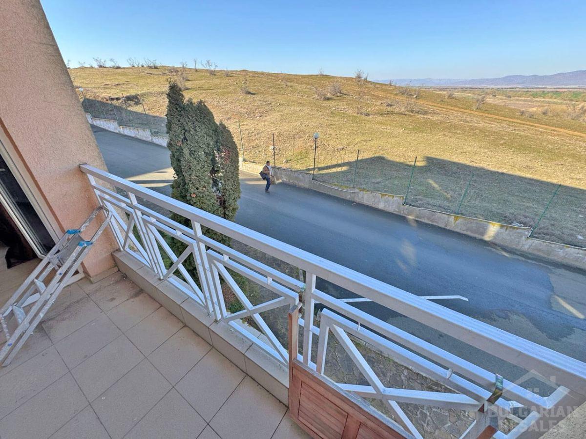 Дешево! Три комнаты и две террасы - квартира в 