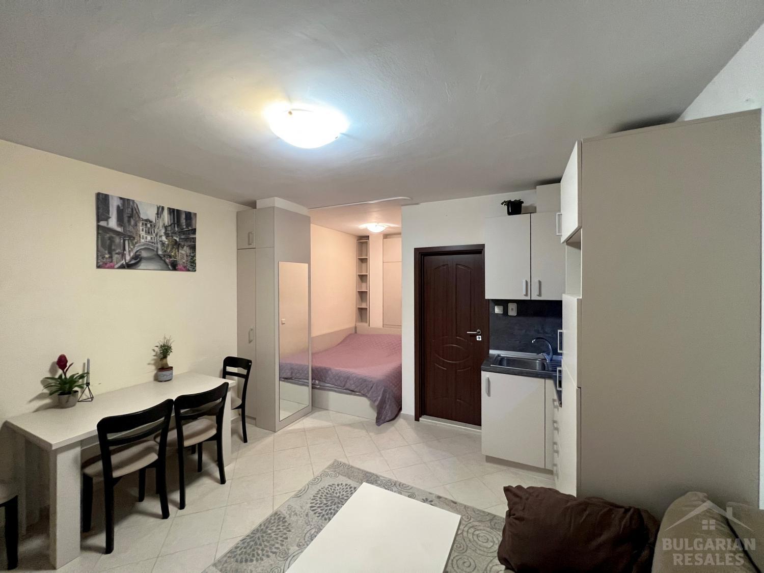 Ładne studio z dostępem do basenu w kompleksie 