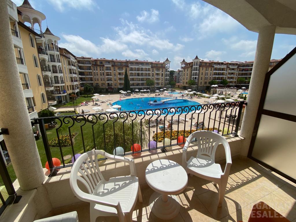 Большой балкон с видом на бассейн, супер предложение! ID: 2293 - Фото 1