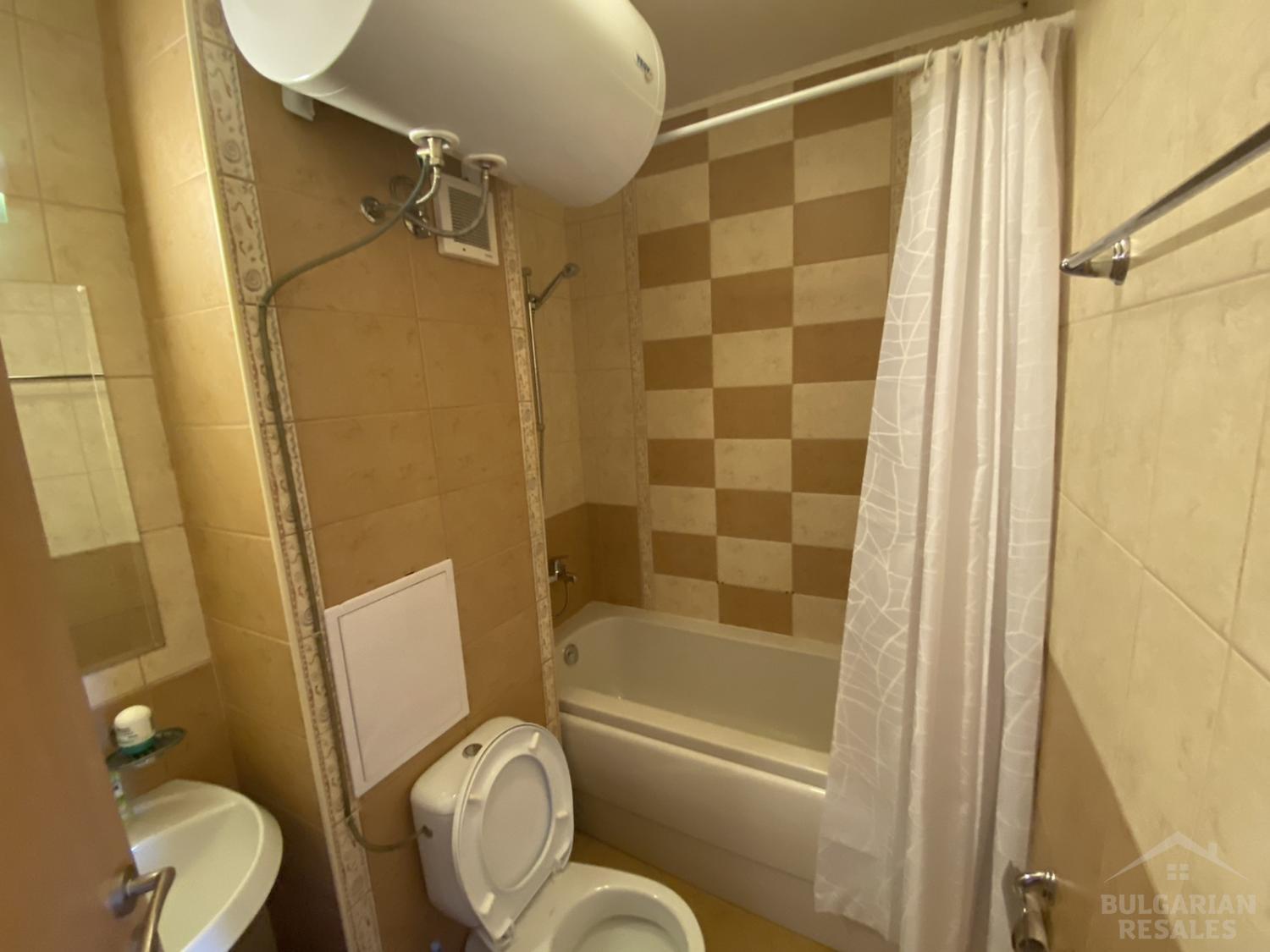 Три стаи с изглед към басейна и територията в Royal Sun ID: 2920 - Снимка 10