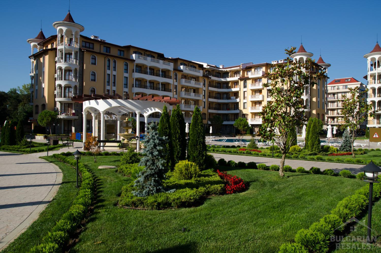 Три стаи с изглед към басейна и територията в Royal Sun ID: 2920 - Снимка 3