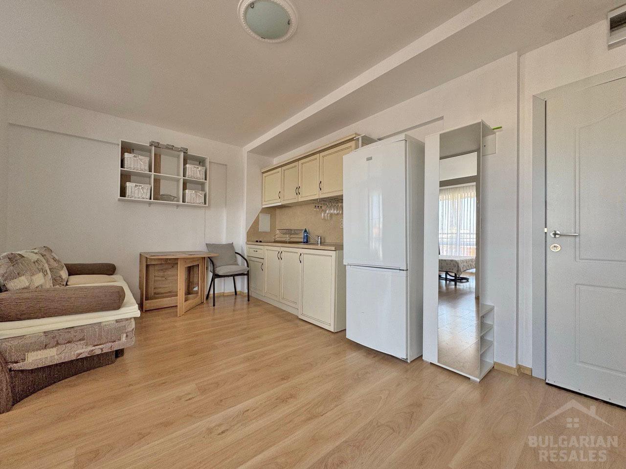 Bright flat with a huge terrace in the complex 