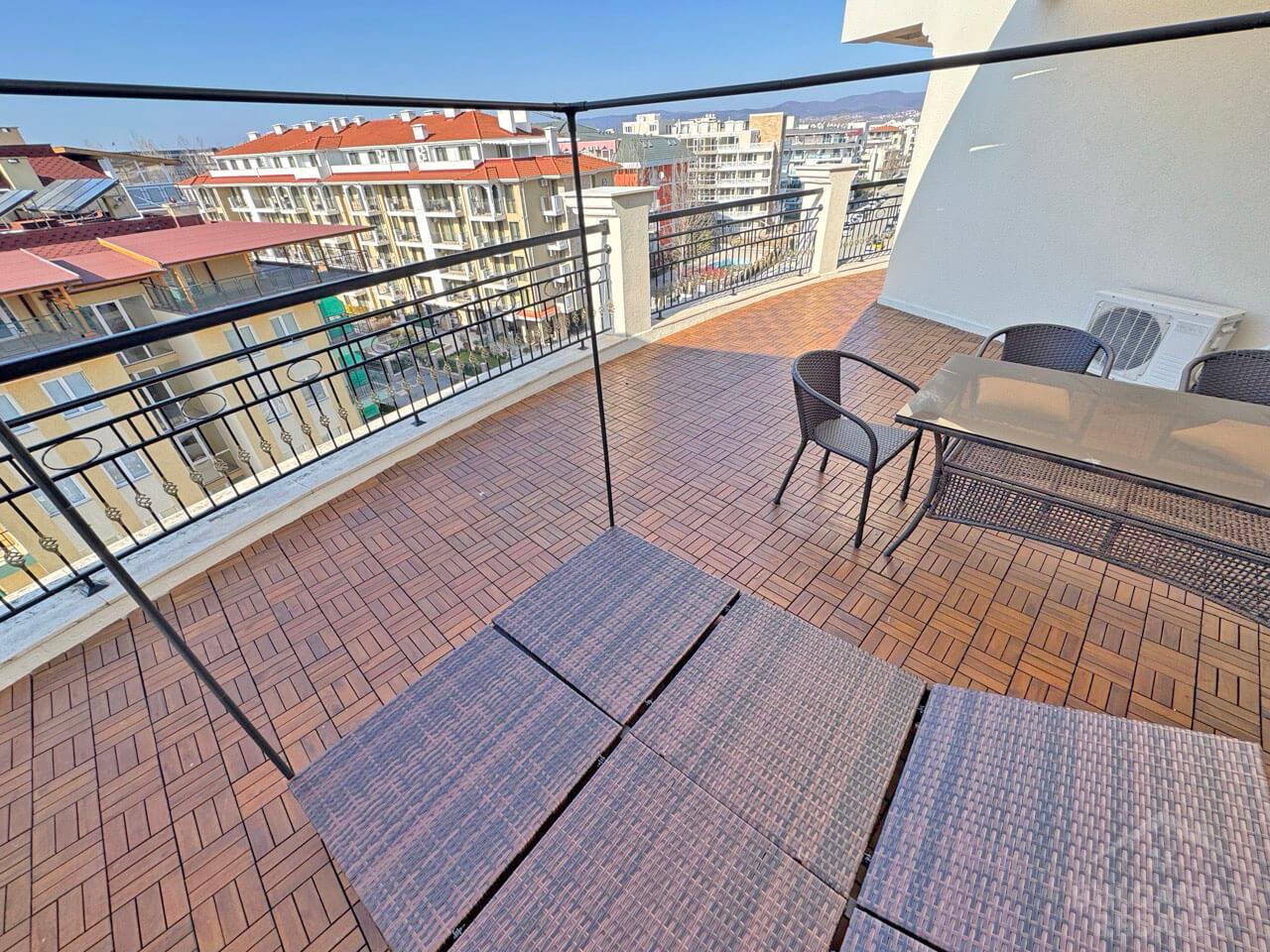 Bright flat with a huge terrace in the complex 