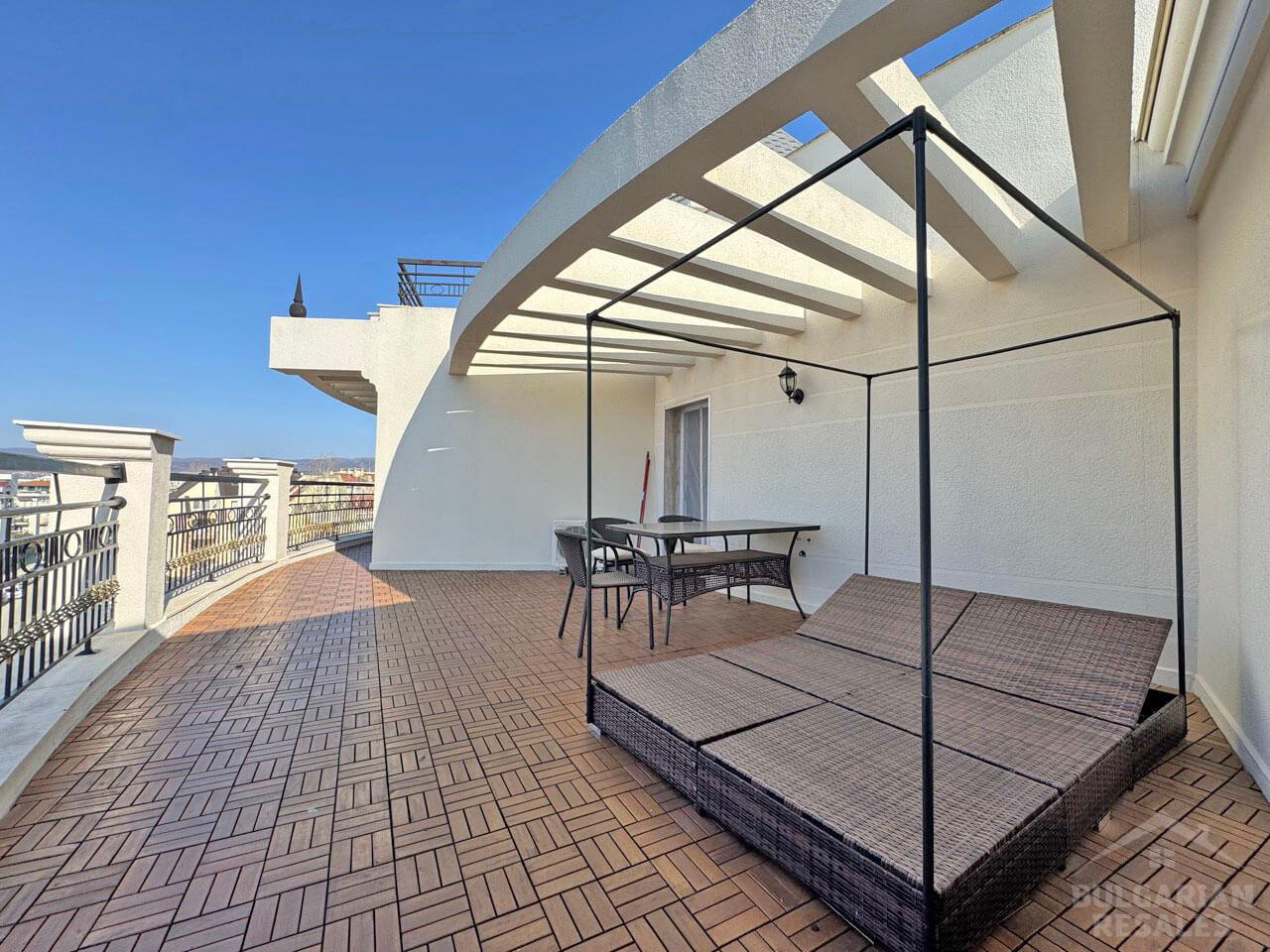 Bright flat with a huge terrace in the complex 