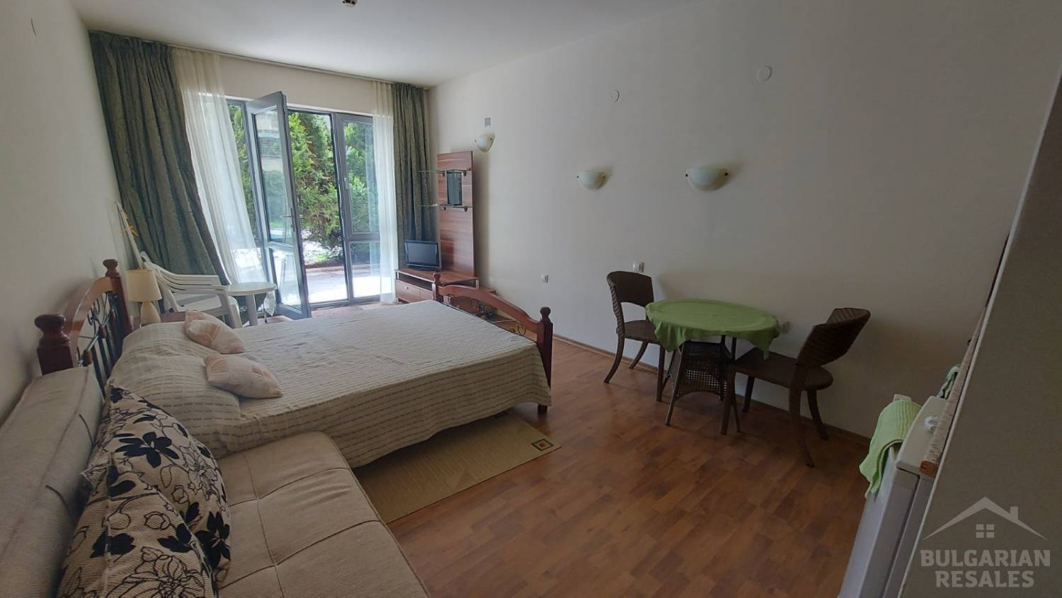 Студия с прямым выходом к бассейну, комплекс 