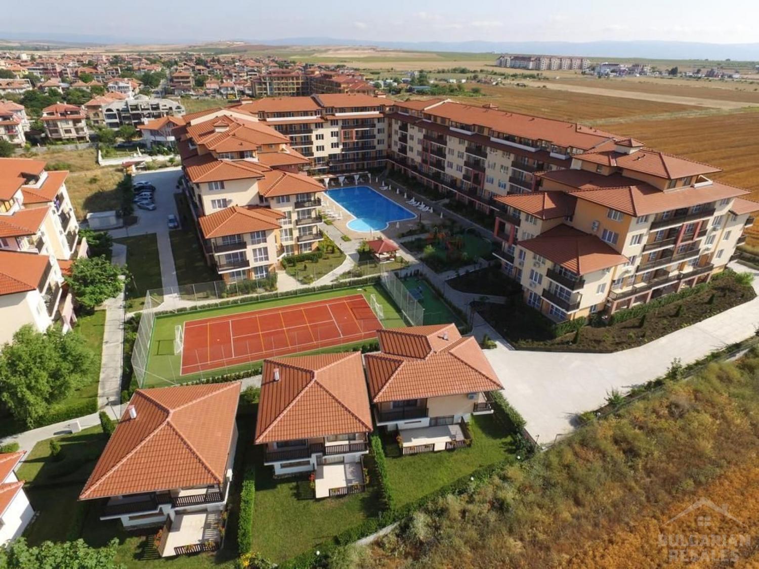 Удобный апартамент с видом на бассейн в 