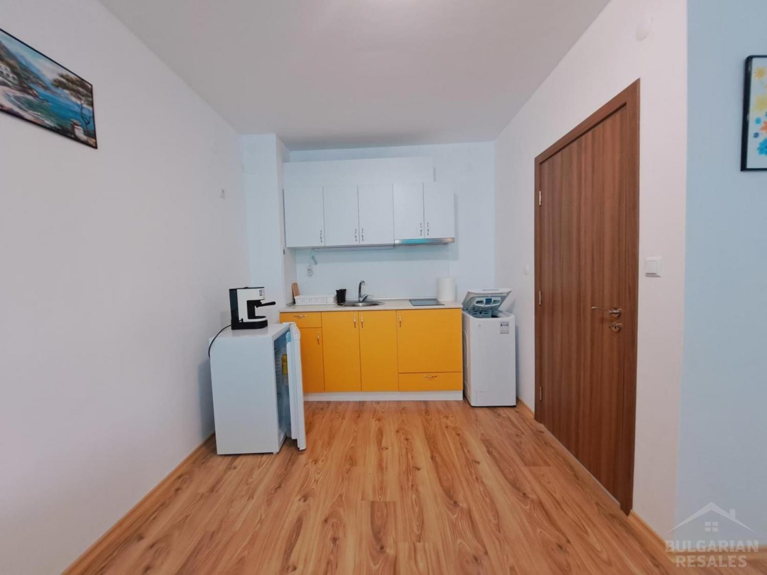 Удобный апартамент с видом на бассейн в 