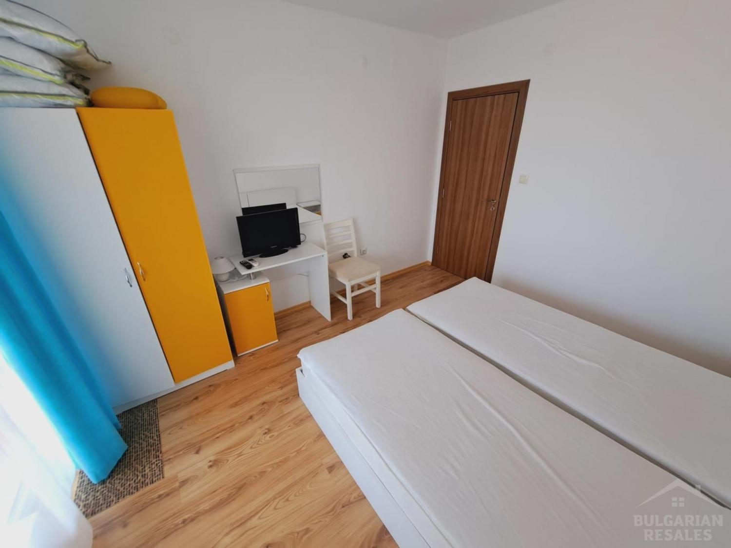 Удобный апартамент с видом на бассейн в 