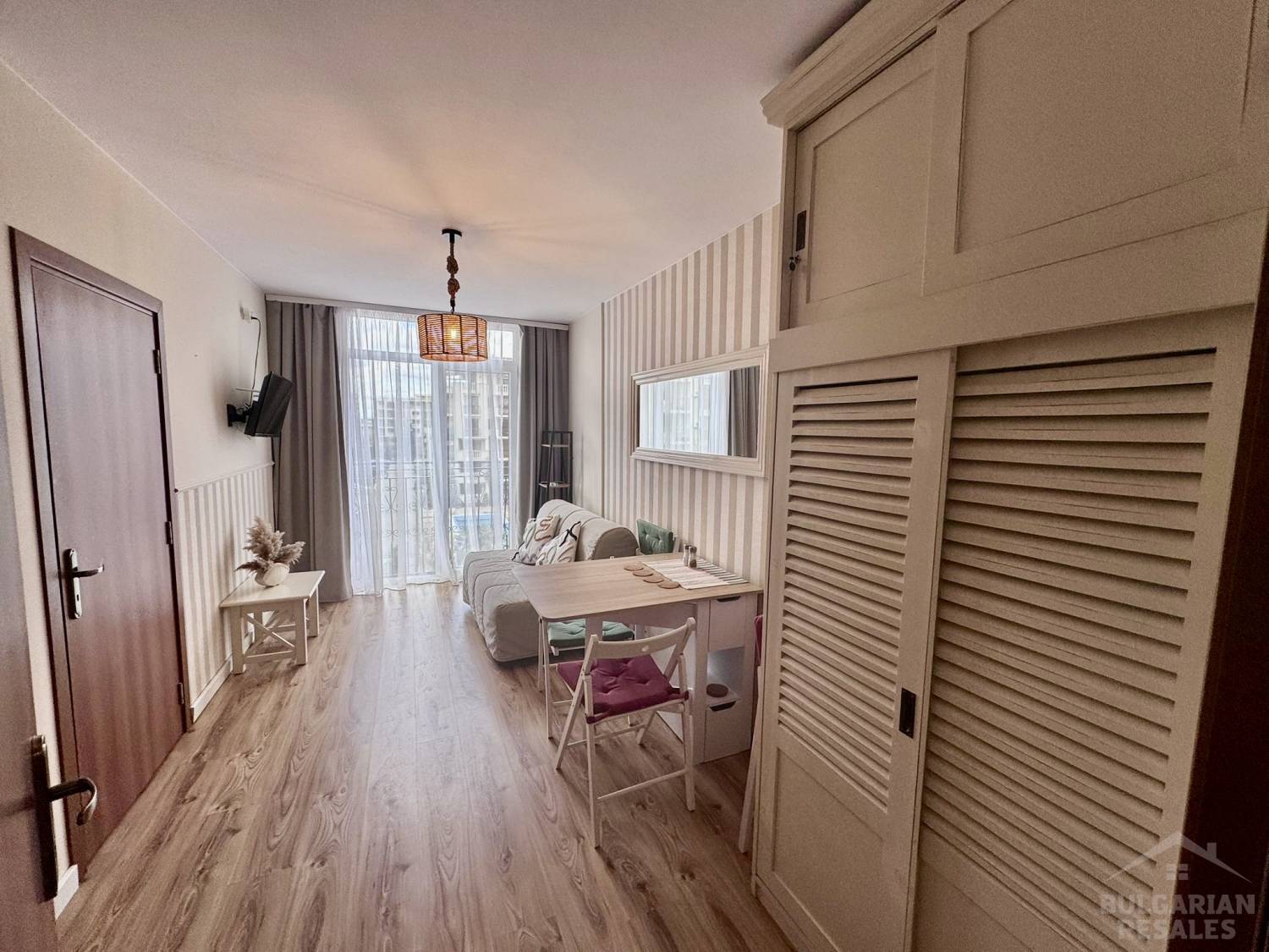 Готовый к проживанию апартамент в комплексе 