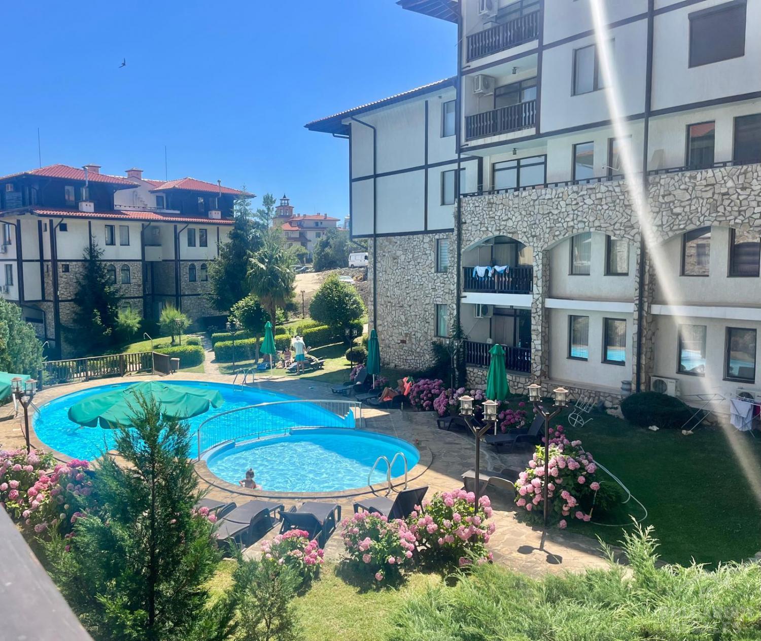 Квартира с мебелью и видом на бассейн в 