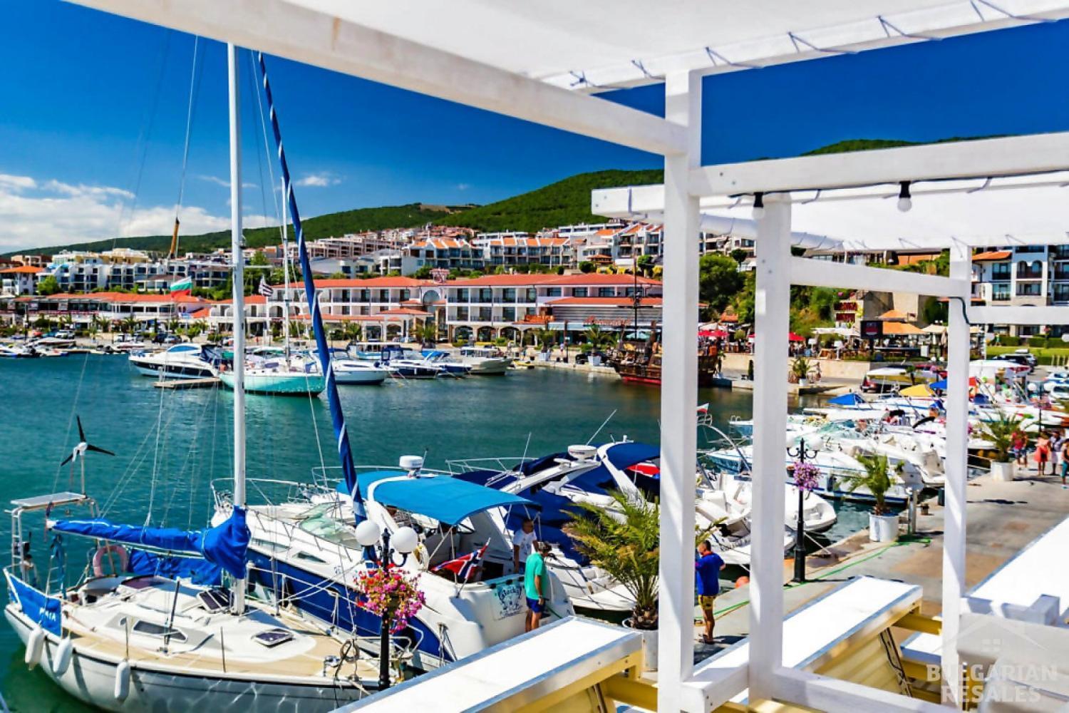 Квартира с мебелью и видом на бассейн в 