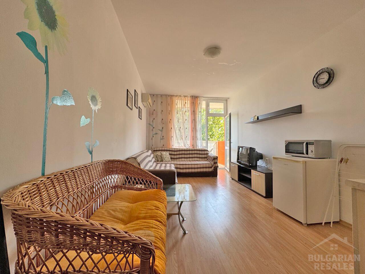 Студио с мебели в комплекс 