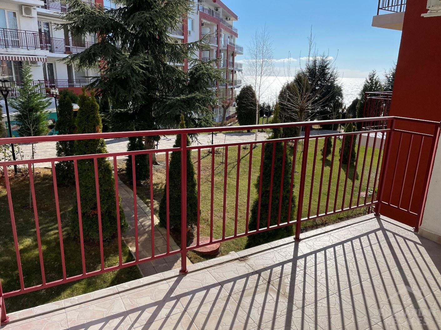 Двустаен апартамент със странична гледка към морето на първа линия в Свети Влас ID: 3214 - Снимка 3