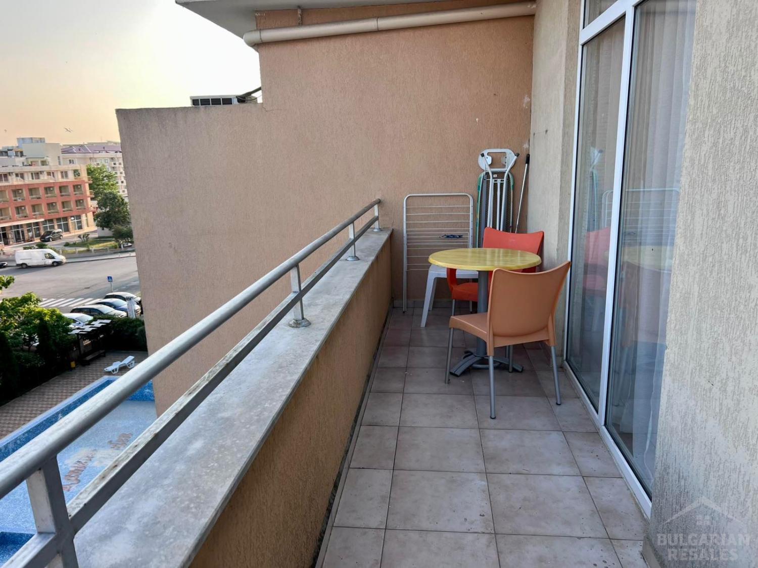 Изглед към басейна и добър ремонт - апартамент в „Kamelia Garden“ ID: 5204 - Снимка 9