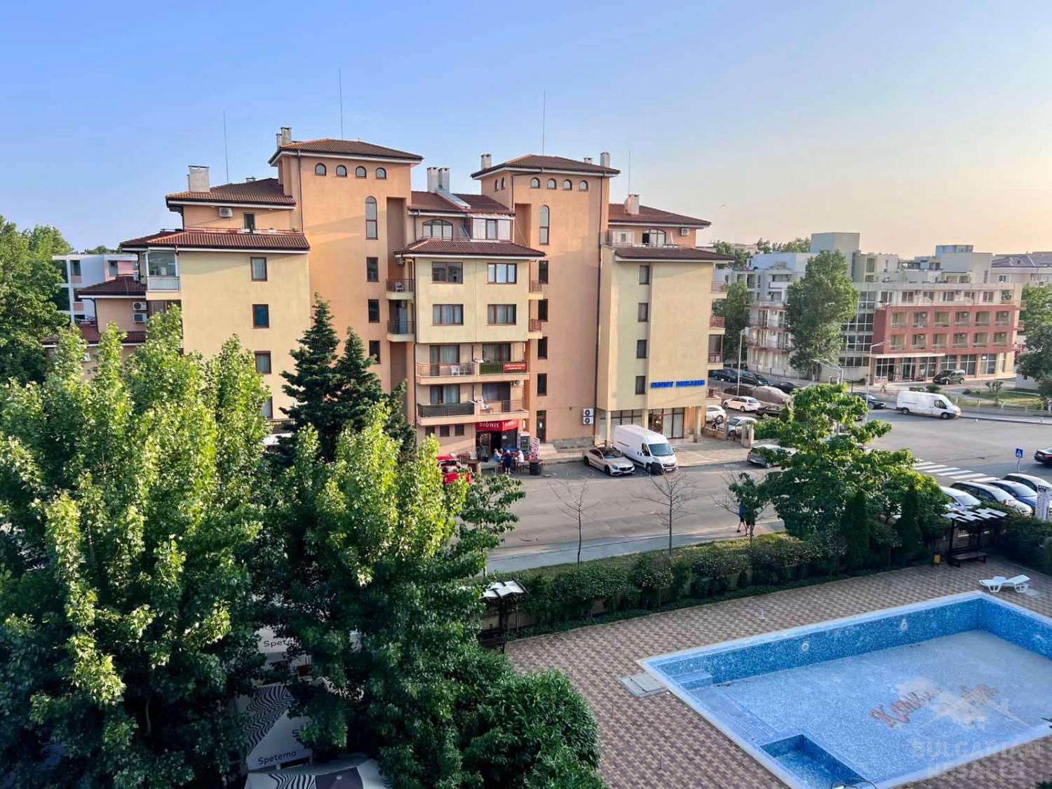 Изглед към басейна и добър ремонт - апартамент в „Kamelia Garden“ ID: 5204 - Снимка 10