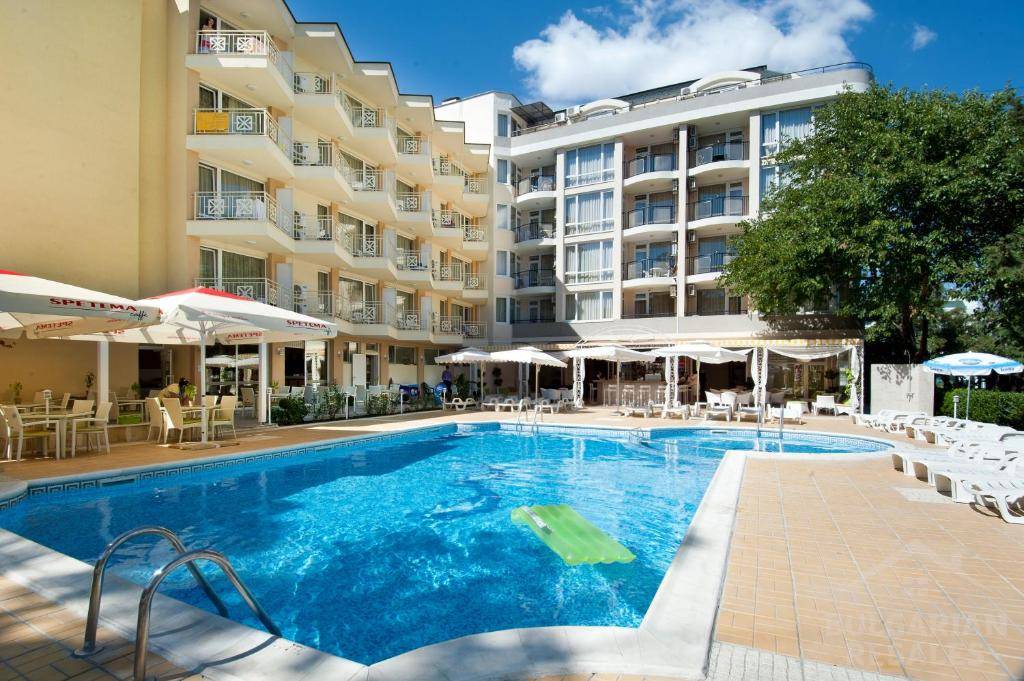 Trzypokojowe mieszkanie w apartamencie „Karlovo” z widokiem na basen ID: 6168 - Фото1