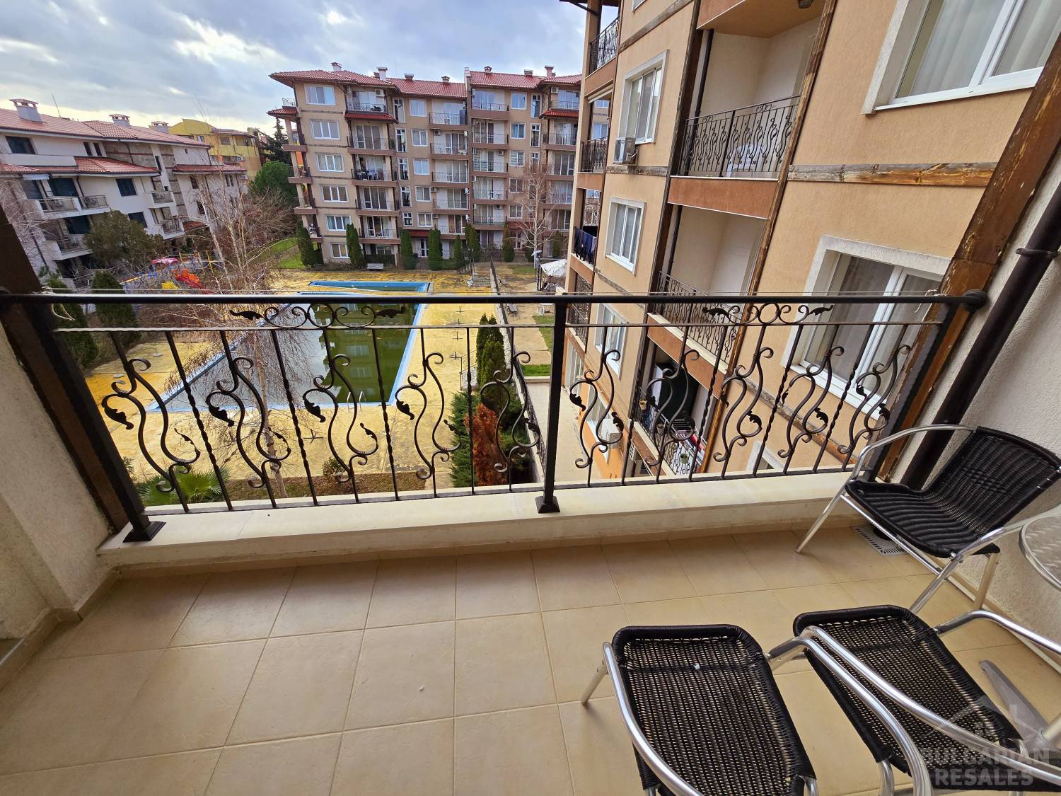 Вид на бассейн, новая мебель, апартамент в комплексе 