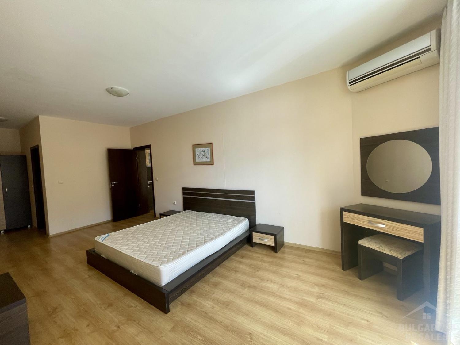 Просторен апартамент с две тераси и изглед към басейна в Свети Влас ID: 5473 - Снимка 9