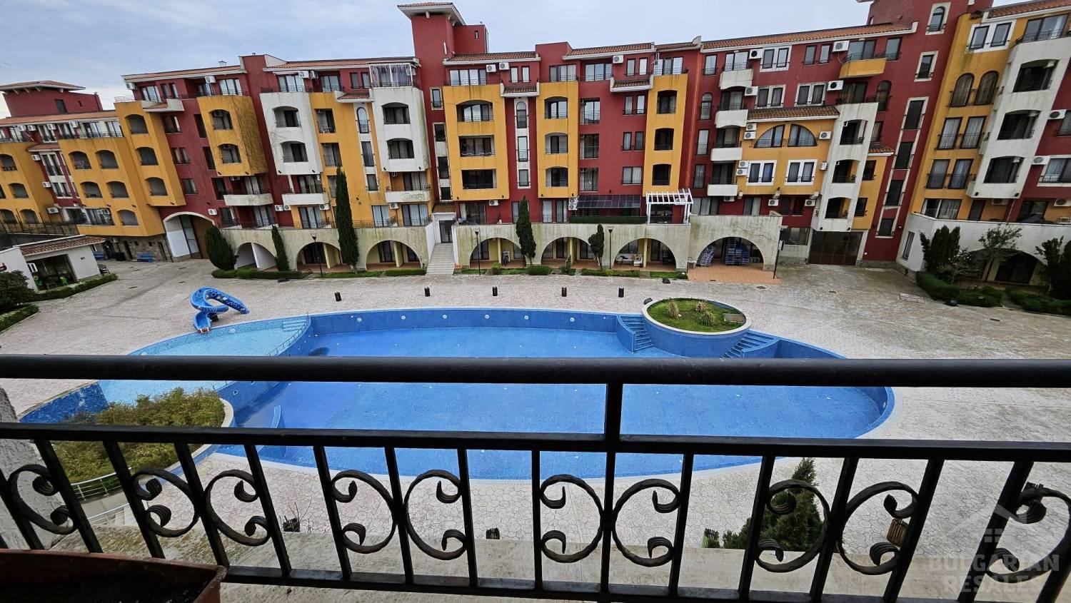 Бюджетная студия с видом на бассейн, комплекс на первой линии 