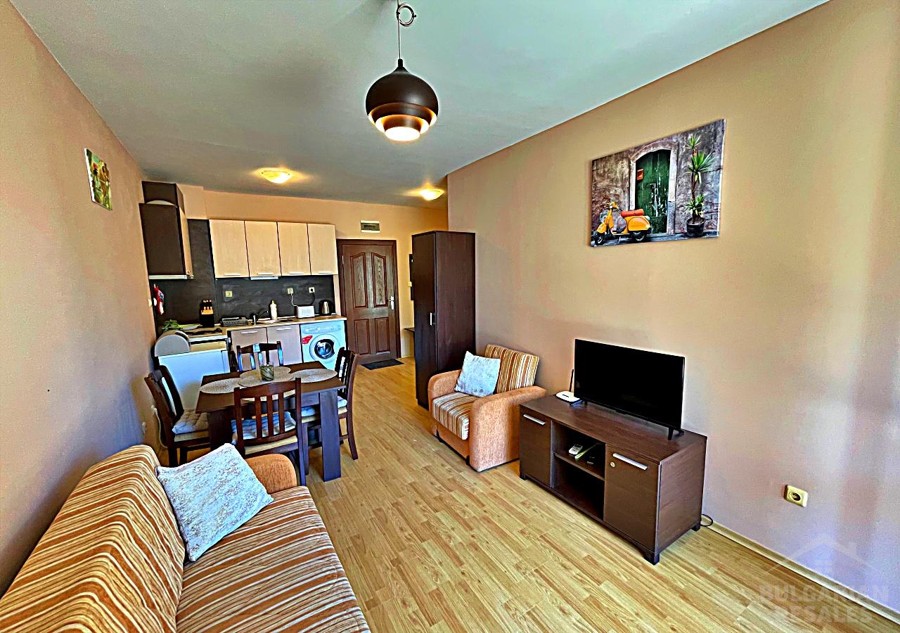 Квартира с выходом к бассейну в 