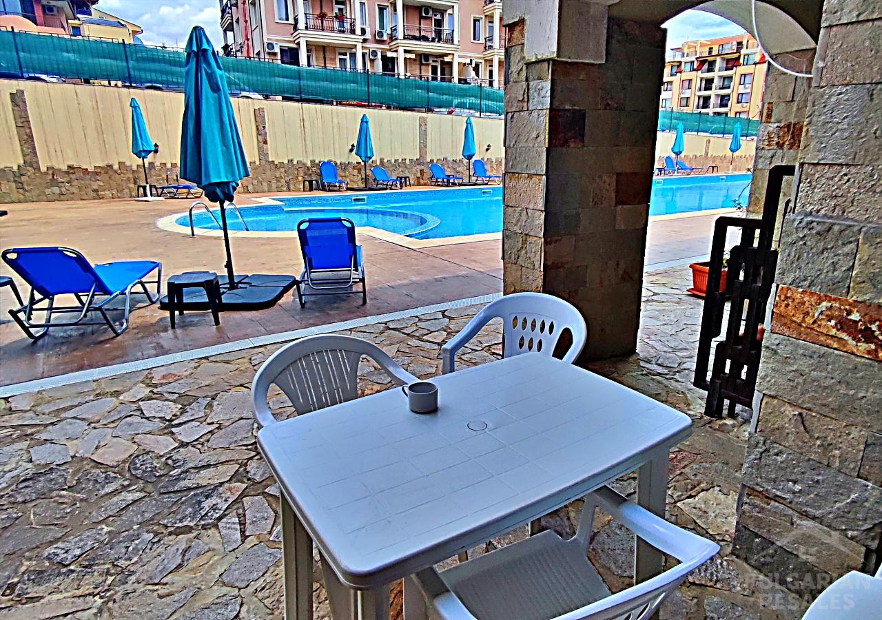 Квартира с выходом к бассейну в 