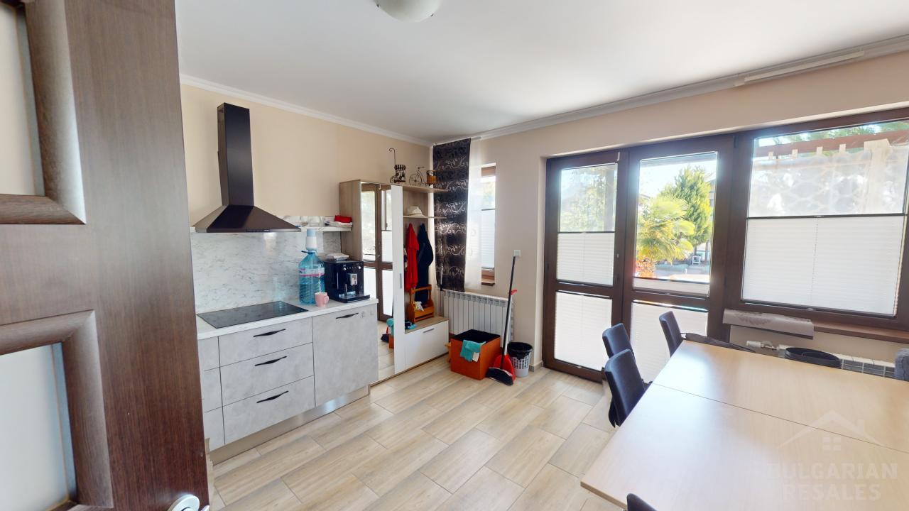 Триетажна къща с директен изход към басейна ID: 5316 - Снимка 5