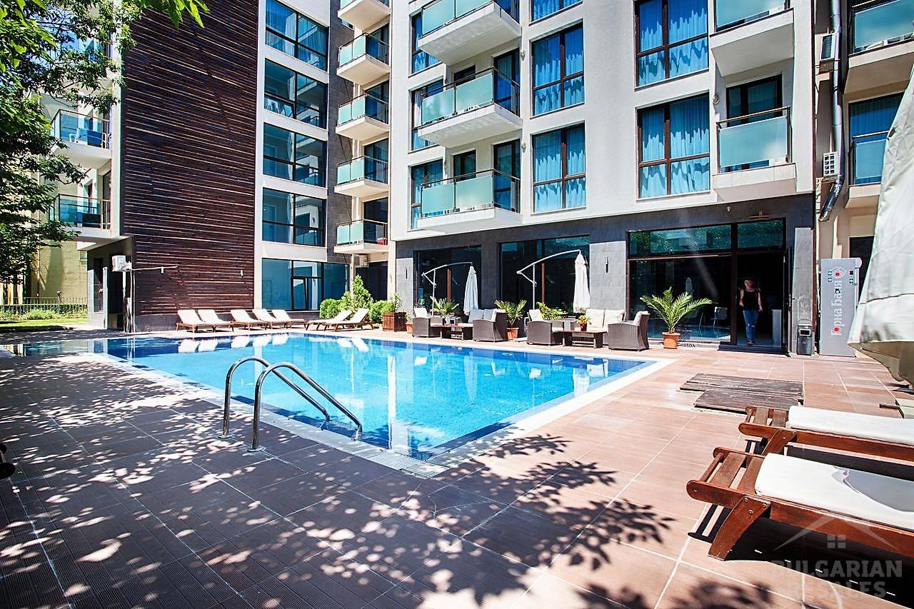 Купить студию с ремонтом на курорте Солнечный берег, вид на бассейн ID: 6068 - Фото 1