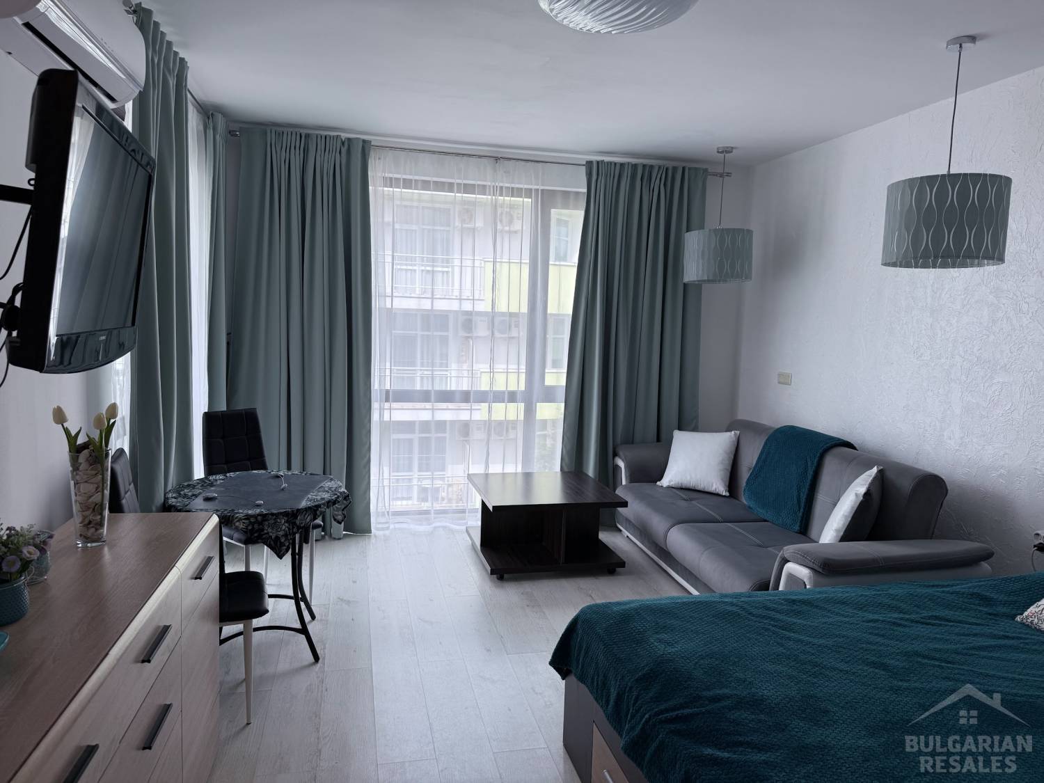 Купить студию с ремонтом на курорте Солнечный берег, вид на бассейн ID: 6068 - Фото 2