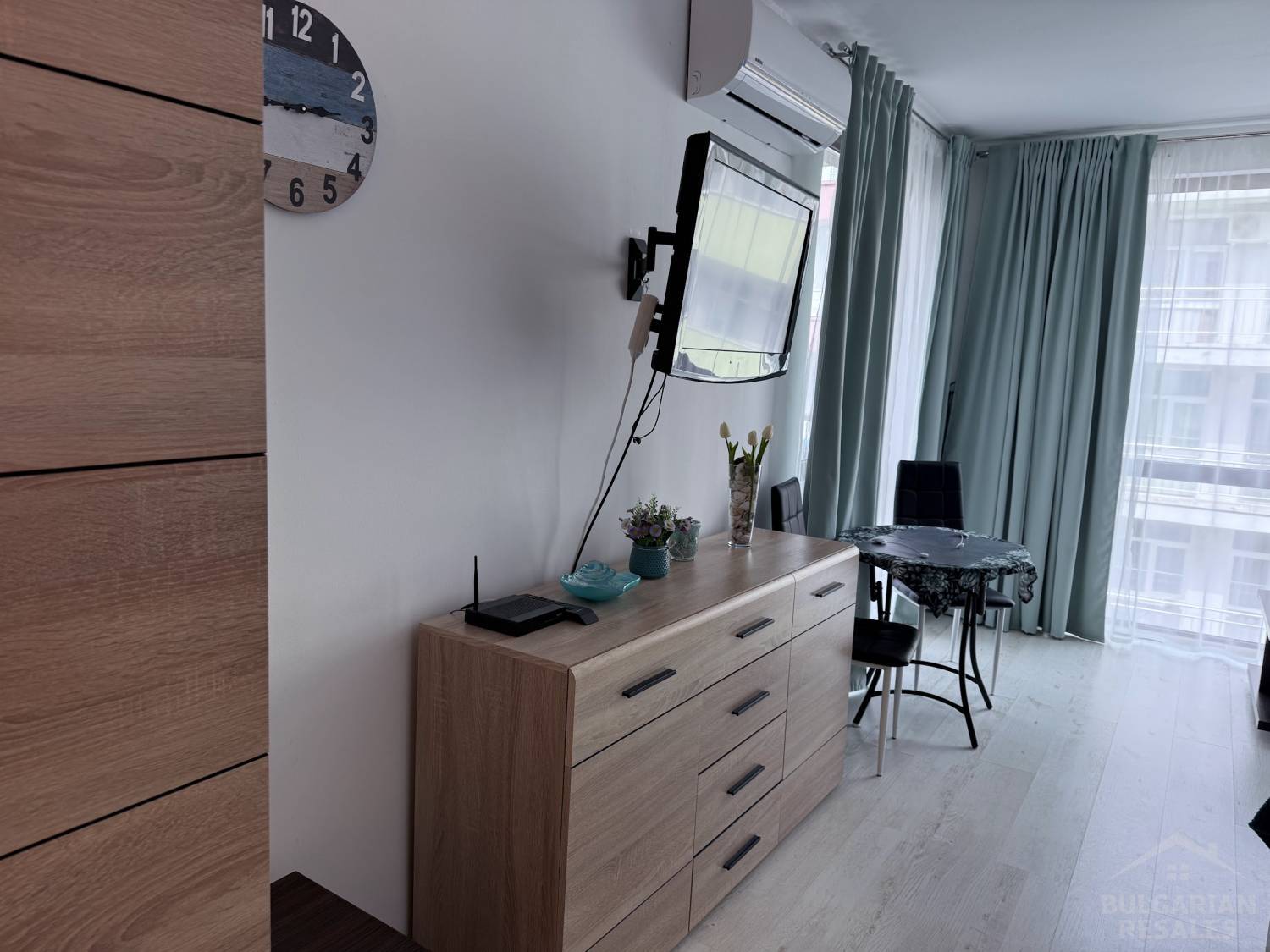 Купить студию с ремонтом на курорте Солнечный берег, вид на бассейн ID: 6068 - Фото 3