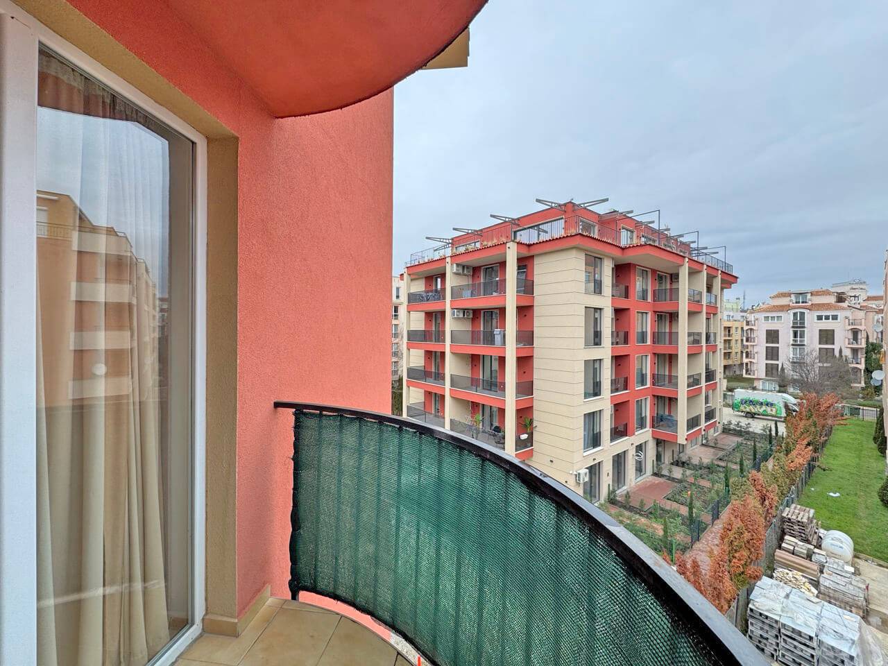 Светли стаи, 2 тераси, комплекс „Sunny View Central“, курорт Слънчев бряг ID: 6050 - Снимка 11