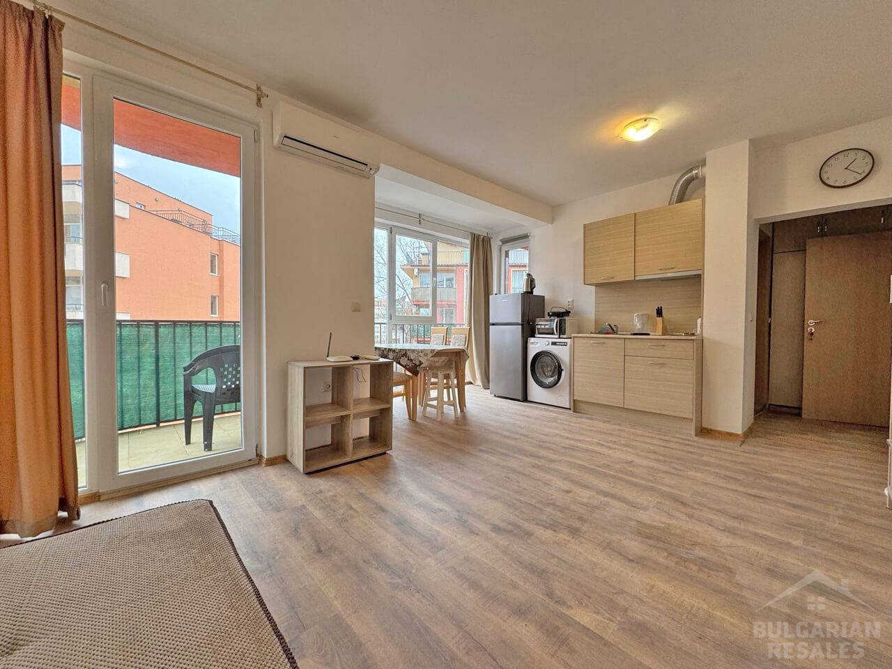 Светли стаи, 2 тераси, комплекс „Sunny View Central“, курорт Слънчев бряг ID: 6050 - Снимка 3