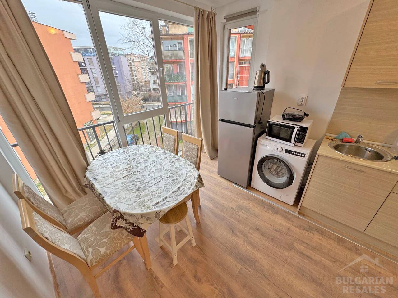 Светли стаи, 2 тераси, комплекс „Sunny View Central“, курорт Слънчев бряг ID: 6050 - Снимка 5