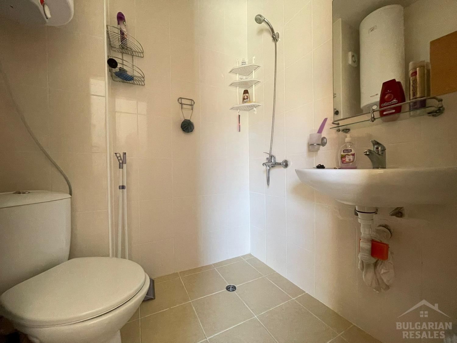 Удобен апартамент в 